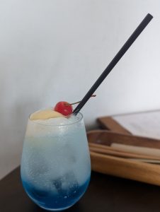 青い扉を開けて