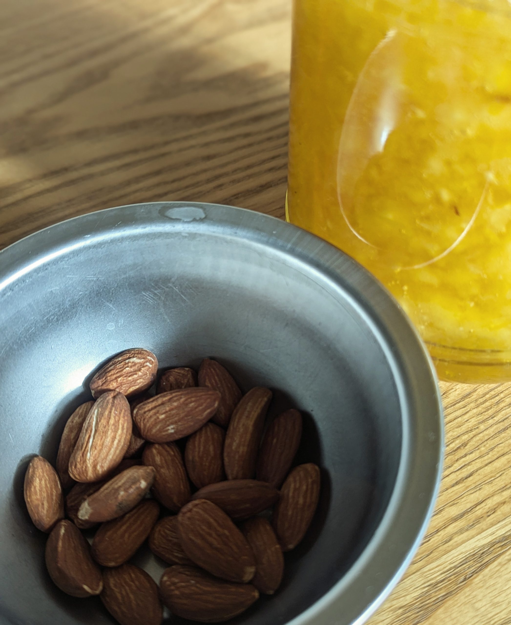 最近のおやつはアーモンド